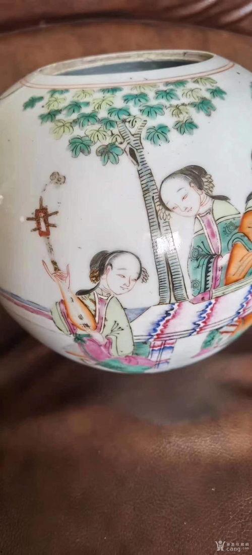 吃瓜仕女休闲图,描绘古代女性的悠闲生活画卷