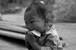 小孩吃瓜被打反击,小孩反击背后的成长与教育启示